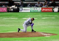 　１回、デュプランティエはマウンドに上がり祈りを捧げる（撮影・山口登）