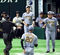 　２回途中、デュプランティエの降板を告げる藤川監督（撮影・山口登）