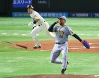 　１回、栗原に同点適時打を浴びるデュプランティエ（撮影・金田祐二）