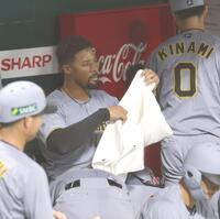 　１回、３点を失い、タオルを手にするデュプランティエ（撮影・北村雅宏）