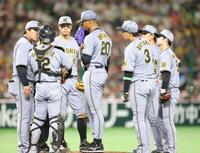 　２回、ピンチでデュプランティエ（中央）の元へ集まる阪神ナイン（撮影・西岡正）