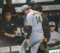 　３回、柳町の打球が岩貞の左肩に直撃し、治療のためベンチ奥に向かう岩貞（撮影・北村雅宏）