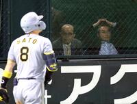 　ブースで観戦する岡田彰布オーナー付顧問（中央）＝撮影・山口登