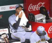 　２回裏途中で降板し、ベンチで汗をぬぐうデュプランティエ（撮影・立川洋一郎）