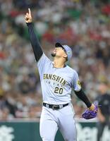 　２回、海野の捕邪飛を指さすデュプランティエ（撮影・西岡正）