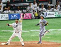 　５回、投ゴロ併殺に倒れる近本（撮影・金田祐二）