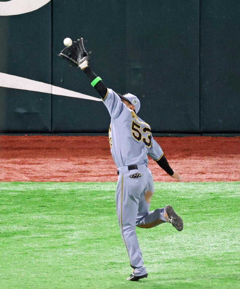 　８回、柳町の打球を背走しながらキャッチする左翼手・島田（撮影・立川洋一郎）