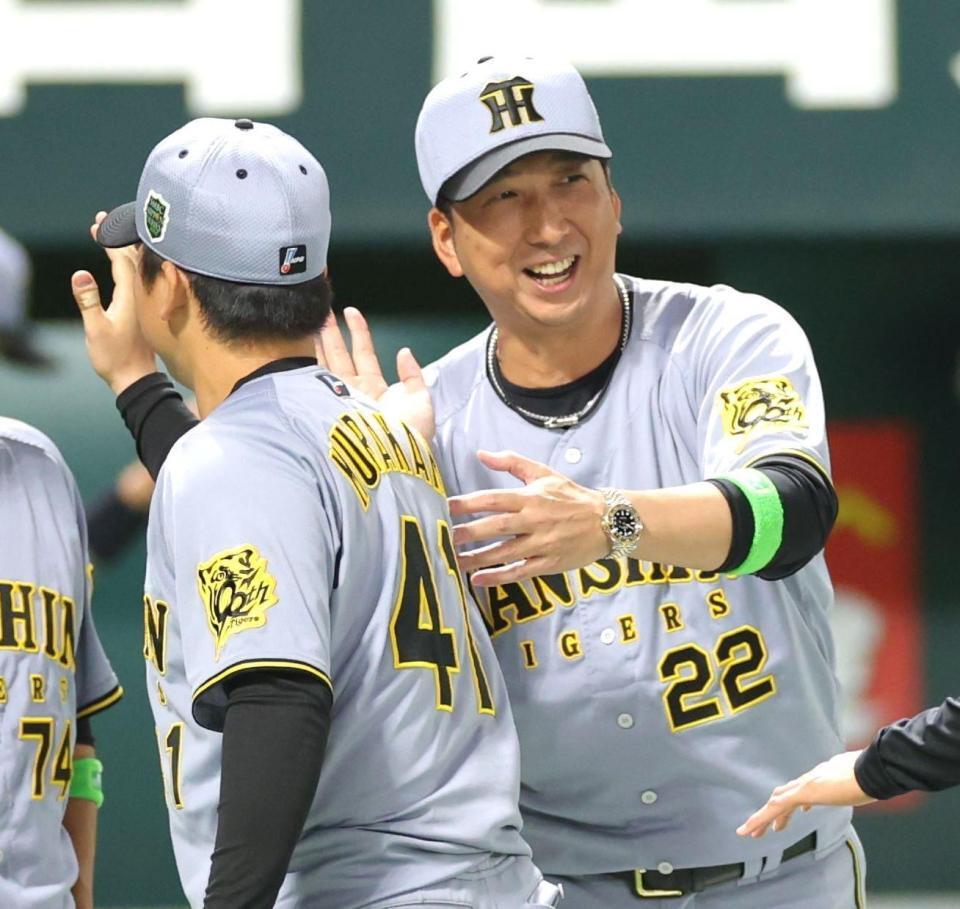 　好投した村上（左）を笑顔でねぎらう藤川監督（撮影・西岡正）