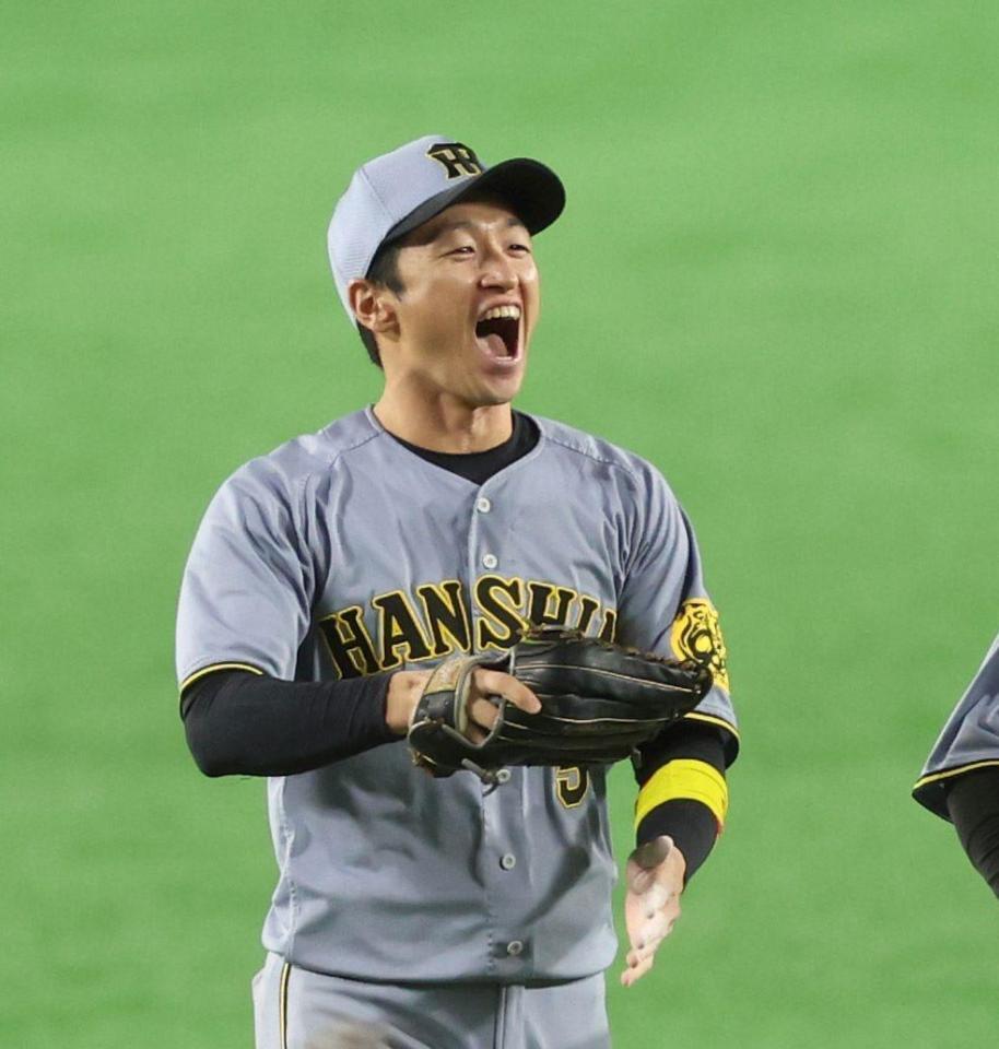 　初戦に勝利し、喜ぶ近本（撮影・北村雅宏）
