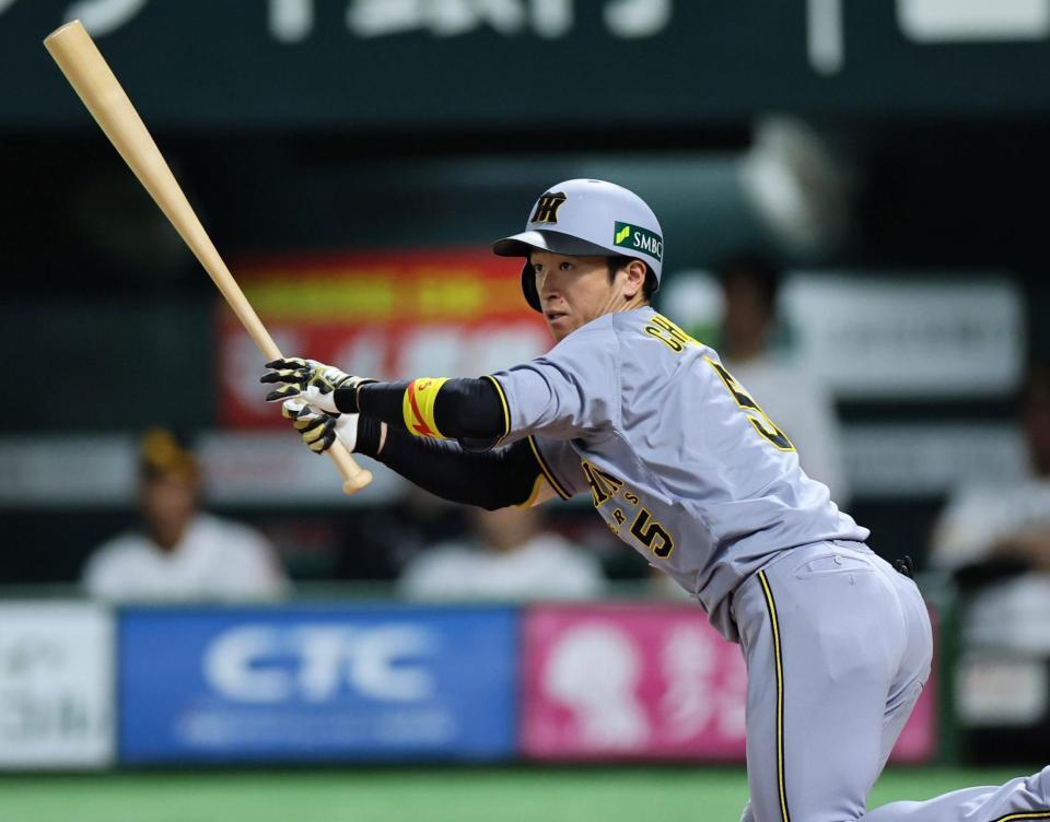 　３回、安打を放つ近本（撮影・田中太一）