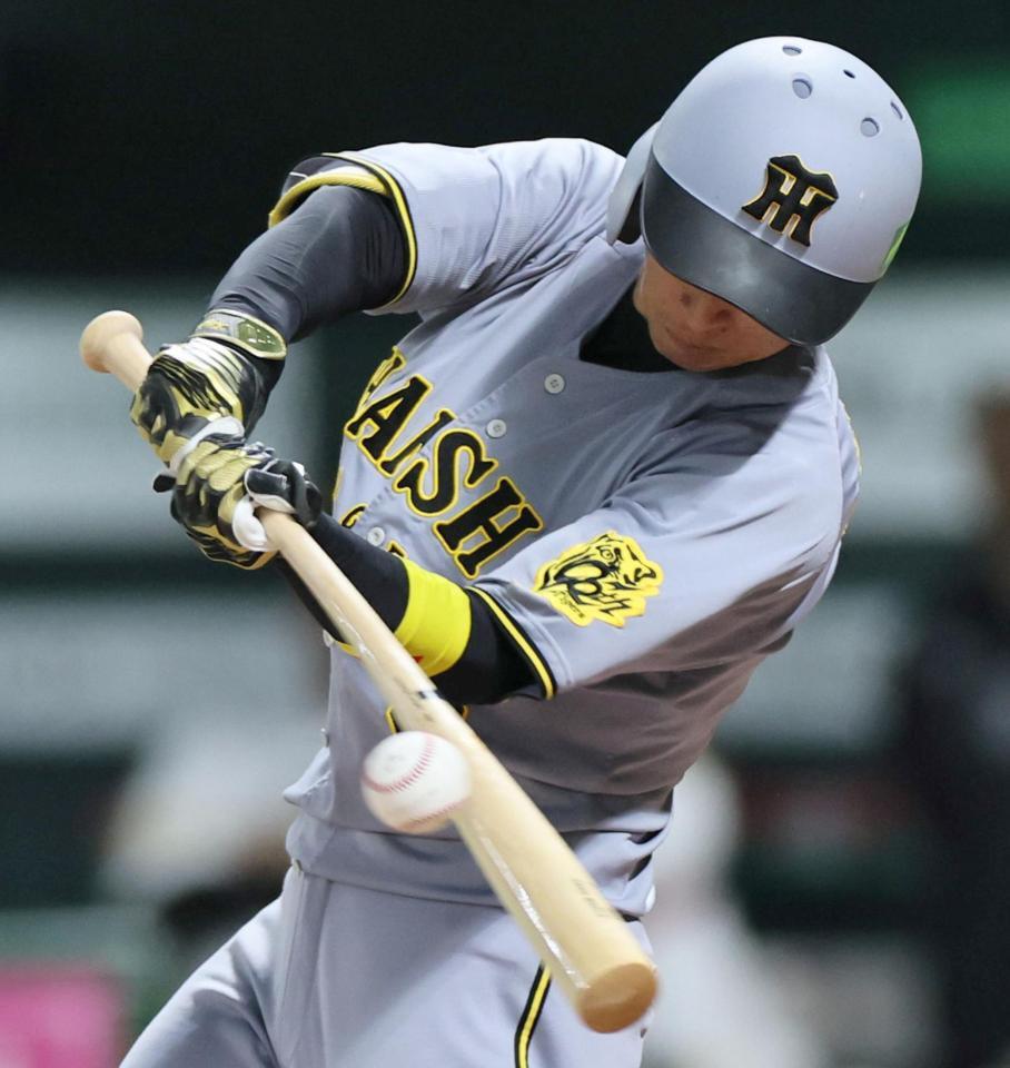 　３回、安打を放つ近本（撮影・田中太一）