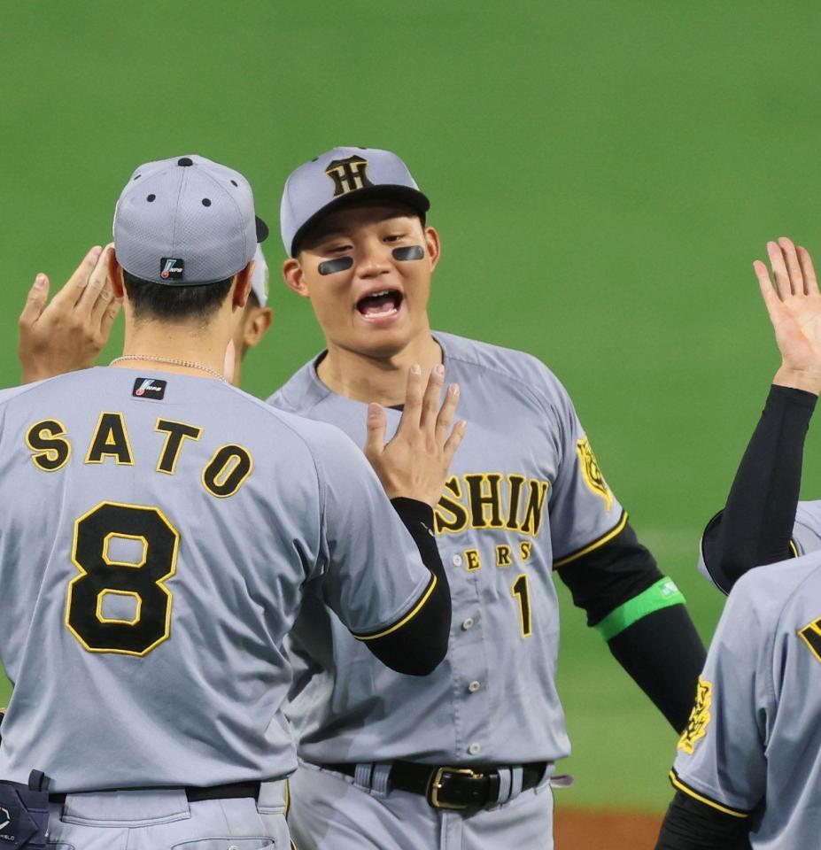 　佐藤輝（左）と勝利のタッチを交わす森下（撮影・北村雅宏）