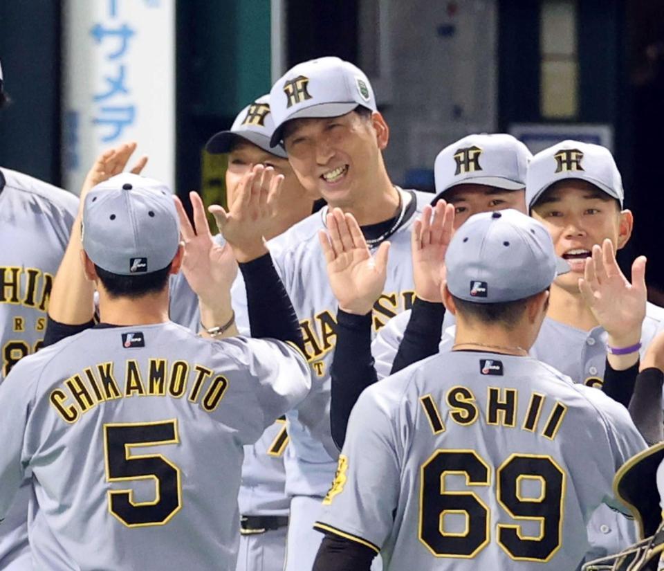 　笑顔でナインを迎える藤川監督（中央）＝撮影・山口登