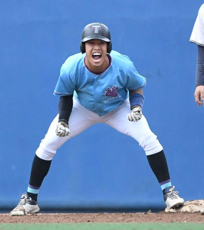 　１０回、筑波大・岡城快生は左前に同点適時打を放ち、雄叫びを上げる（撮影・佐藤厚）