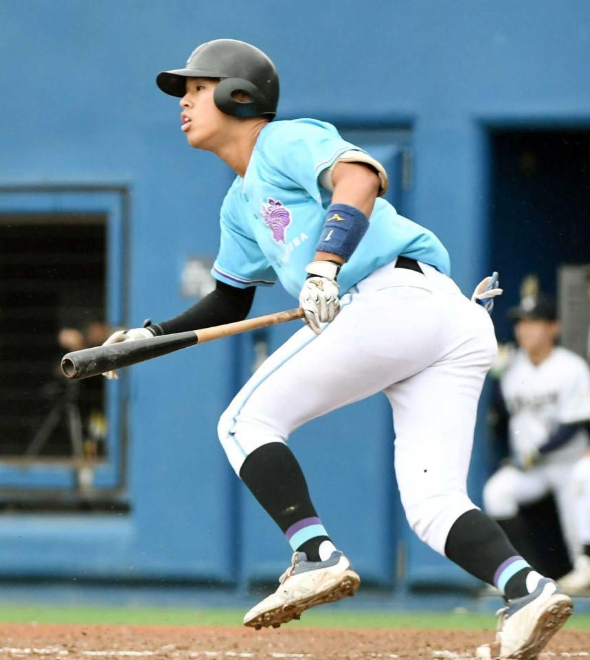 　１０回、筑波大・岡城快生は左前に同点適時打を放つ（撮影・佐藤厚）