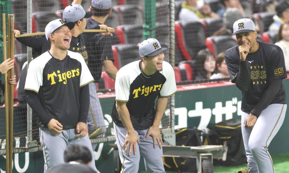 　試合前の練習中、爆笑する（左から）森下、佐藤輝、ヘルナンデス（撮影・北村雅宏）