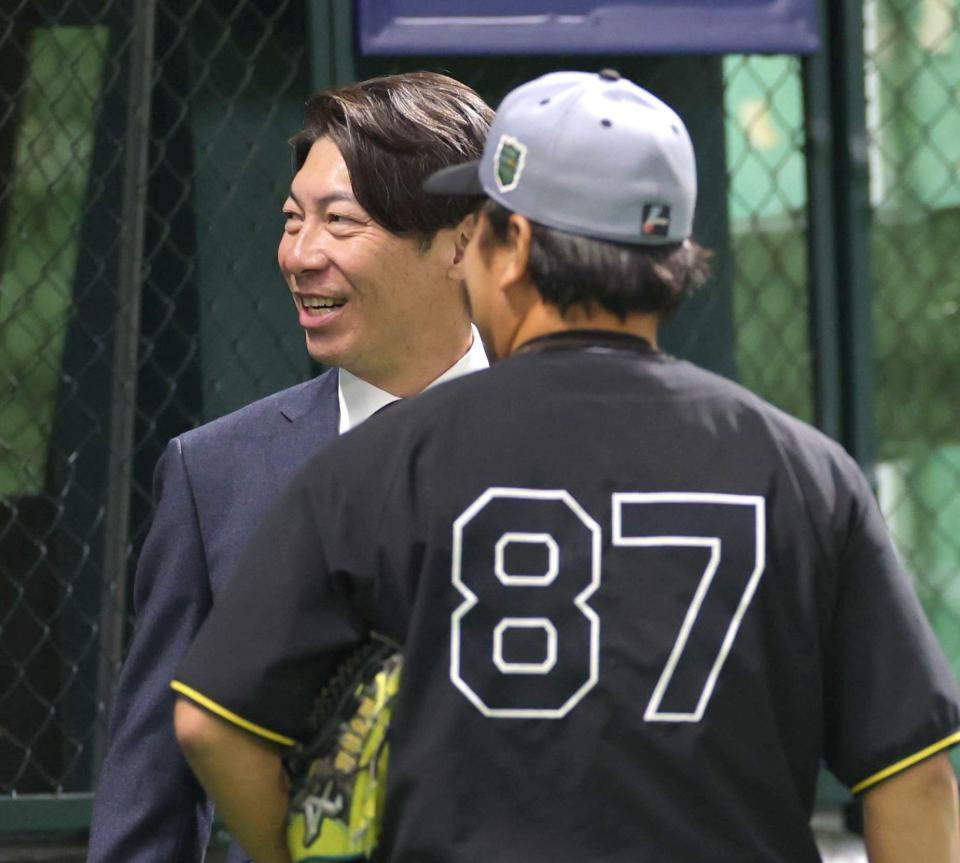 　野村コーチ（手前）と話す高津前監督（撮影・西岡正）