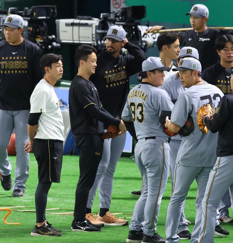 　円陣の輪に加わるデュプランティエ（撮影・金田祐二）