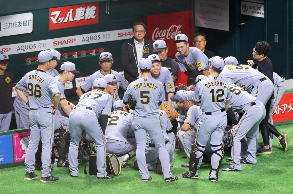 　声出しする森下を中心に円陣を組む阪神ナイン（撮影・立川洋一郎）