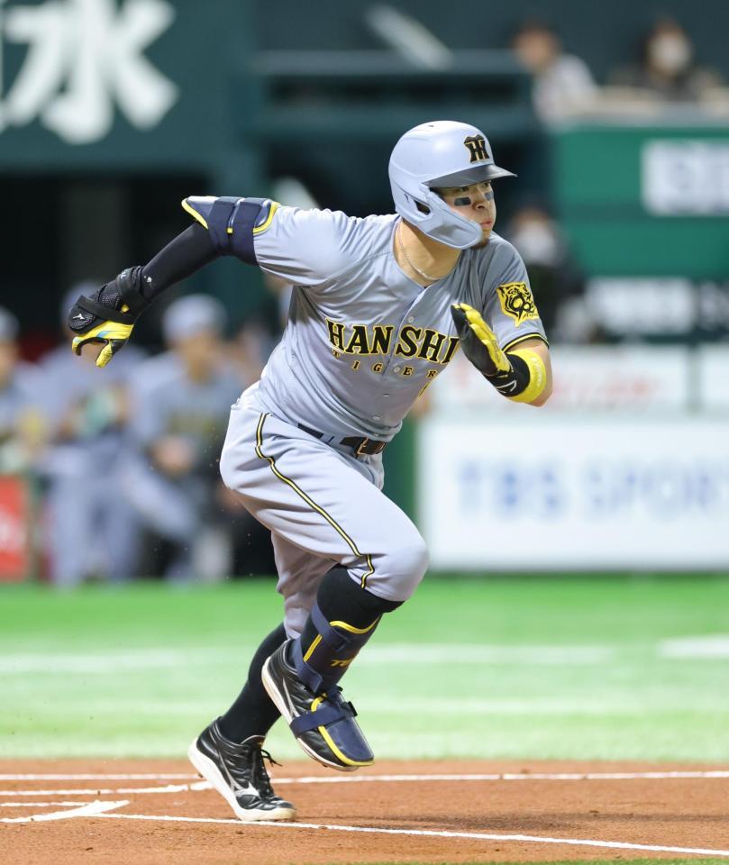 　１回、右前に先制打を放ち、一塁へ走る佐藤輝（撮影・西岡正）