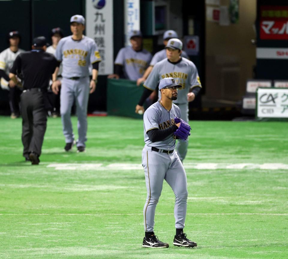 　２回途中、降板を告げられるデュプランティエ（撮影・山口登）