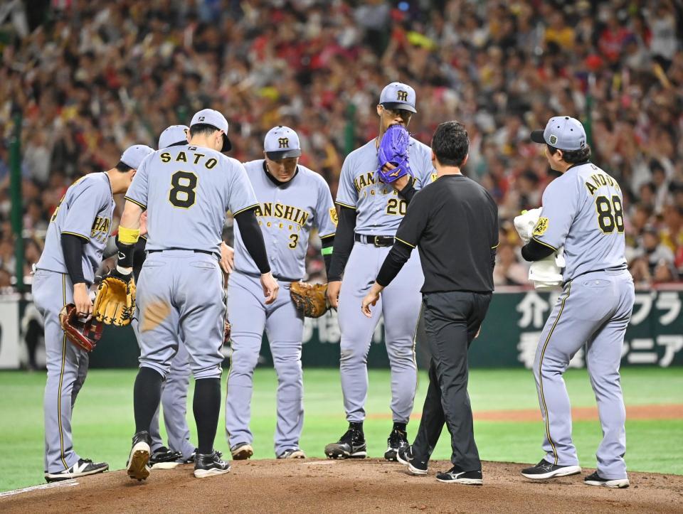 　１回裏、山川に２点二塁打を許し、マウンドに集まる阪神ナイン