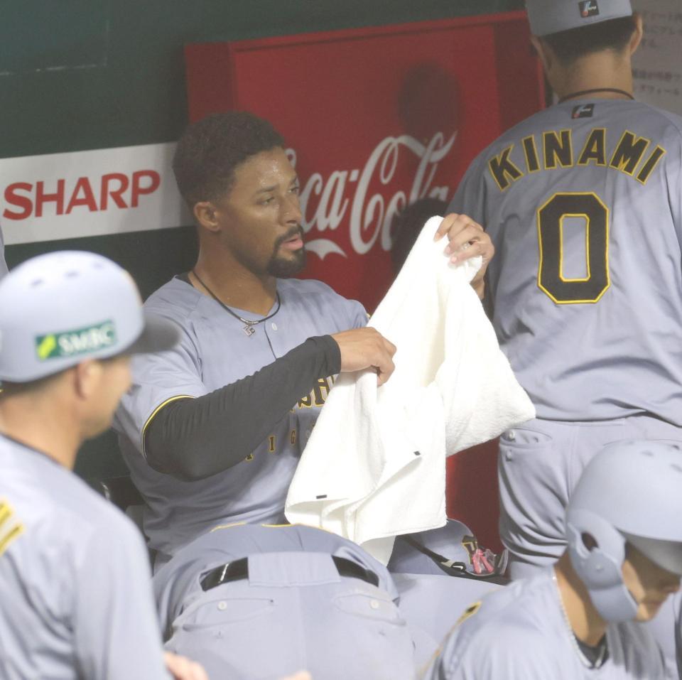 　１回、３点を失い、タオルを手にするデュプランティエ（撮影・北村雅宏）