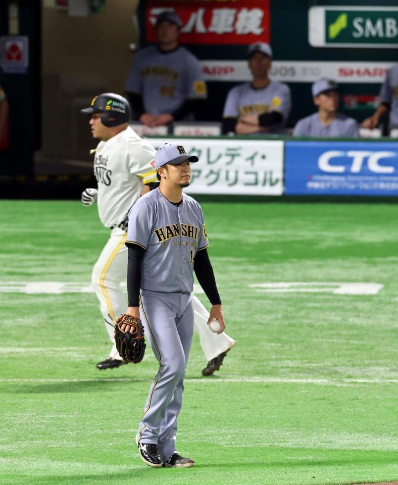 　２回、山川の３ランを許す岩貞（撮影・山口登）