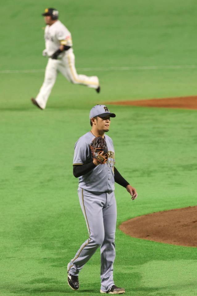 　２回、山川に３ランを浴びた岩貞（手前）＝撮影・北村雅宏