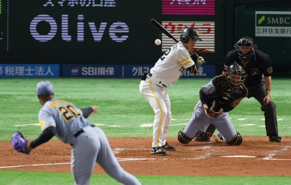 　２回、暴投で失点するデュプランティエ、坂本のバッテリー（撮影・金田祐二）