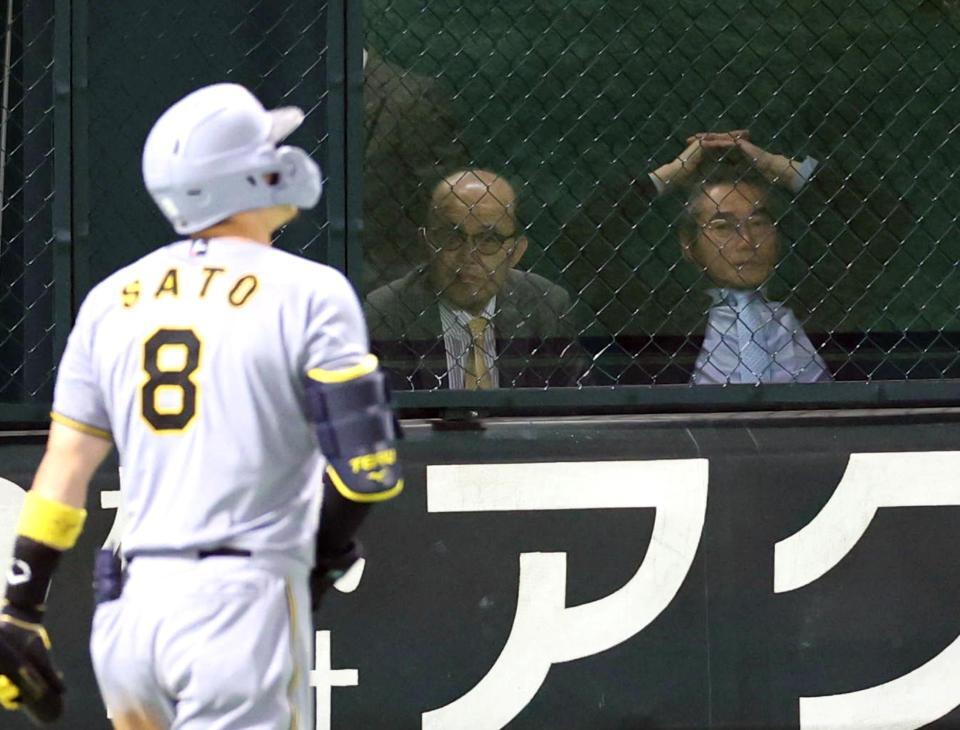 　ブースで観戦する岡田彰布オーナー付顧問（中央）＝撮影・山口登