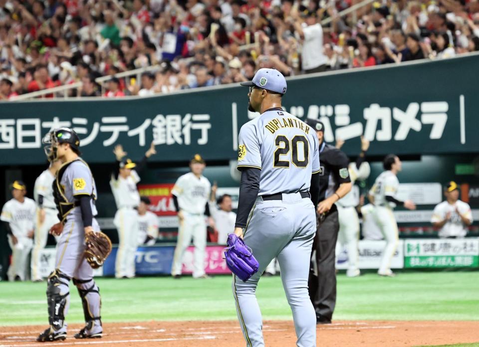 　１回、勝ち越しを許すデュプランティエ（撮影・田中太一）