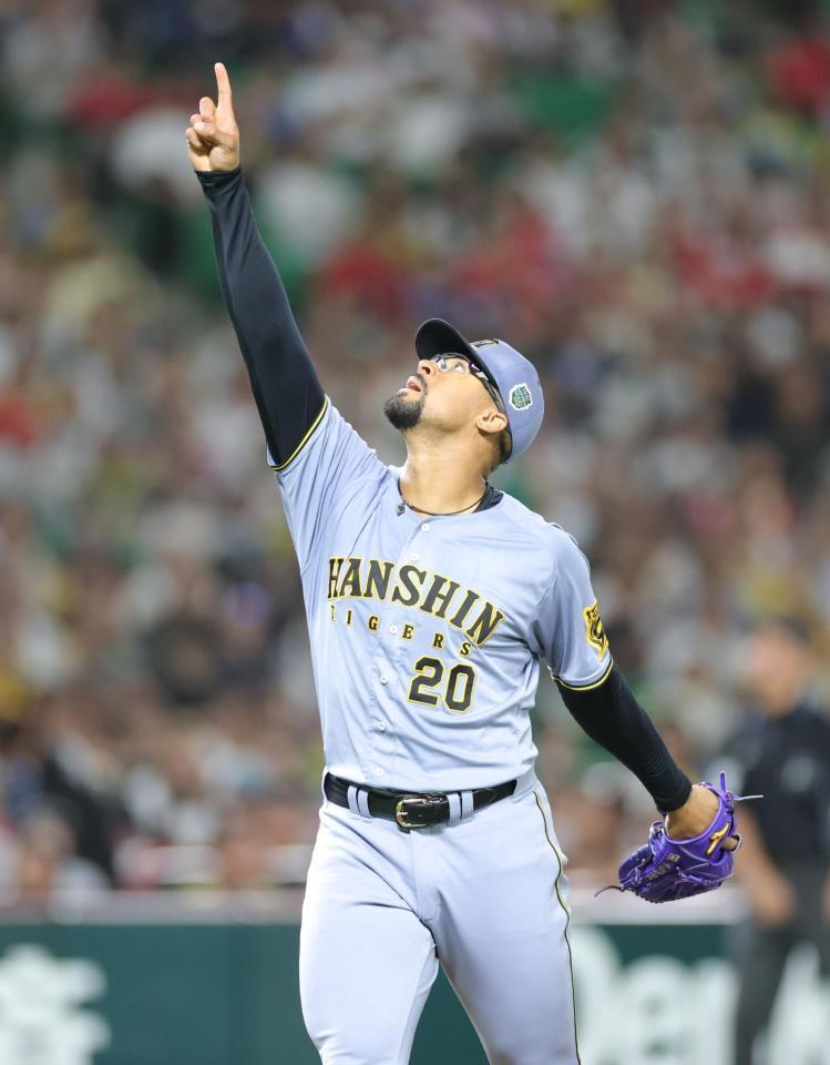 　２回、海野の捕邪飛を指さすデュプランティエ（撮影・西岡正）