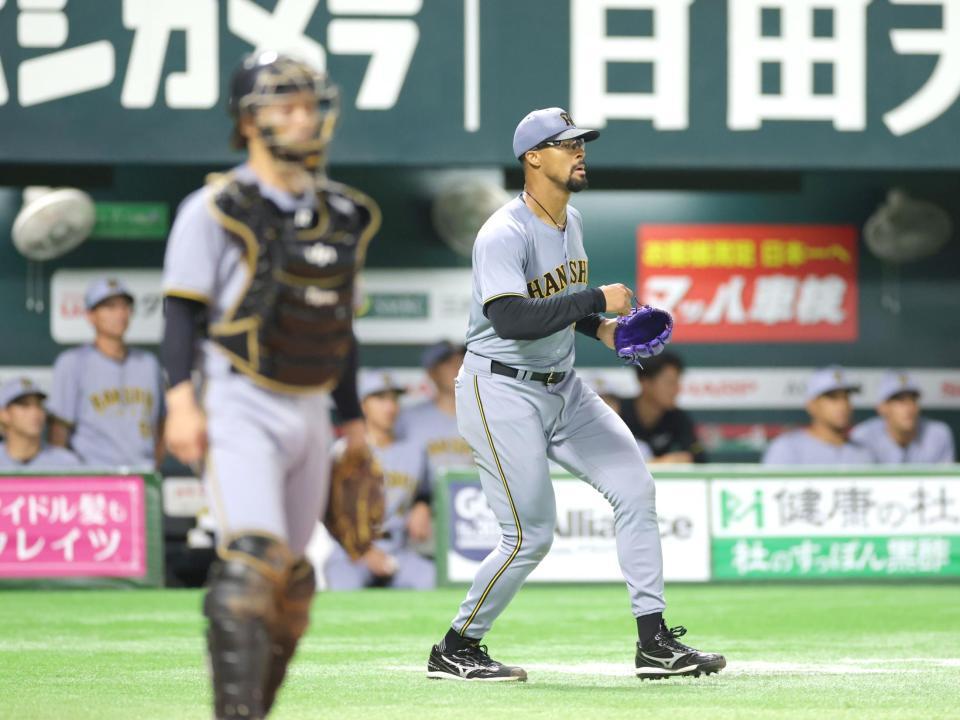 　２回、近藤に適時二塁打を浴びたデュプランティエ（右）＝撮影・西岡正