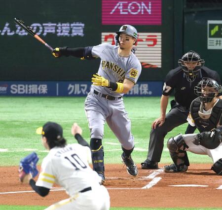 　１回、右前に先制打を放つ佐藤輝（撮影・金田祐二）