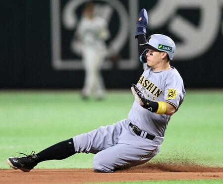 　１回、先制打を放った佐藤輝は二盗を決める（撮影・田中太一）