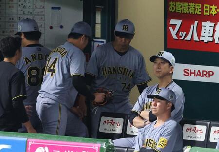 　３回、柳町の打球を受け岩貞が降板し厳しい表情の藤川監督（撮影・金田祐二）