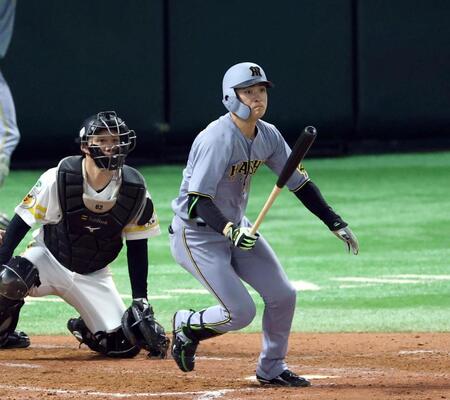 　４回、右前打を放つ高寺（撮影・山口登）