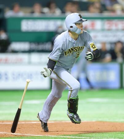 　４回、右前打を放つ高寺（撮影・西岡正）