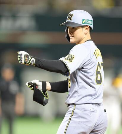 　４回、右前にシリーズ初安打を放ち、笑顔を見せる高寺（撮影・西岡正）