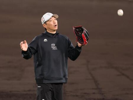 　甲子園で練習を行った小久保監督（撮影・金田祐二）