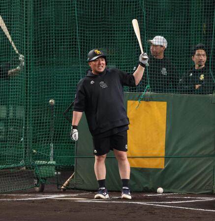　打撃練習する山川（撮影・金田祐二）