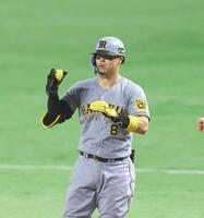 　１回、先制となる適時打を放ち、拳を握る佐藤輝（撮影・北村雅宏）