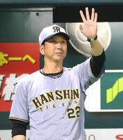 　２回、投手交代を告げる藤川監督（撮影・西岡正）