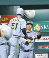 　１回、佐藤輝の先制打で生還した中野（左）を迎える藤川監督（撮影・西岡正）