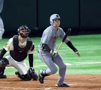 　４回、右前打を放つ高寺（撮影・山口登）