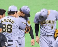 　２６日のソフトバンク戦で柳町の打球が直撃しうつむく岩貞（中央）＝撮影・立川洋一郎