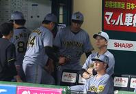 　２６日のソフトバンク戦で柳町の打球を受け岩貞が降板し厳しい表情の藤川監督（撮影・金田祐二）