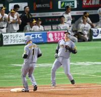 　９回、右飛に倒れる大山（２６日）