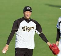 　キャッチボールを終え、笑顔を見せる才木（撮影・田中太一）